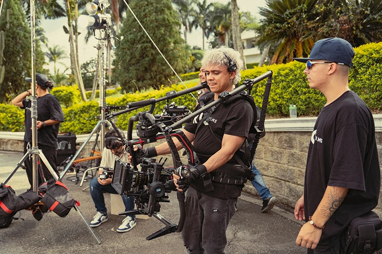 Equipo de RIO FILMS operando la cámara en una locación exterior