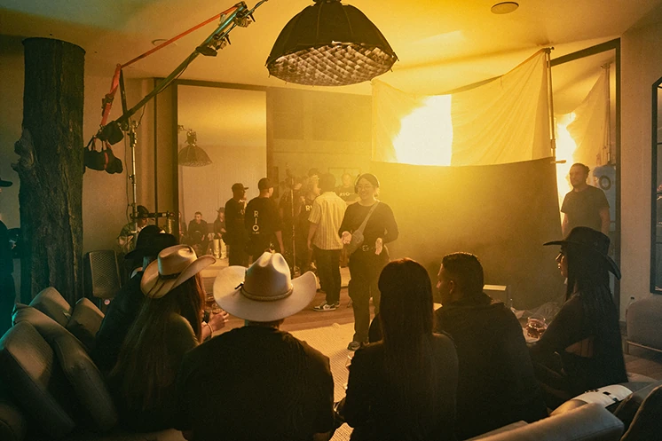 Iluminación cálida y equipo durante un rodaje de RIO FILMS