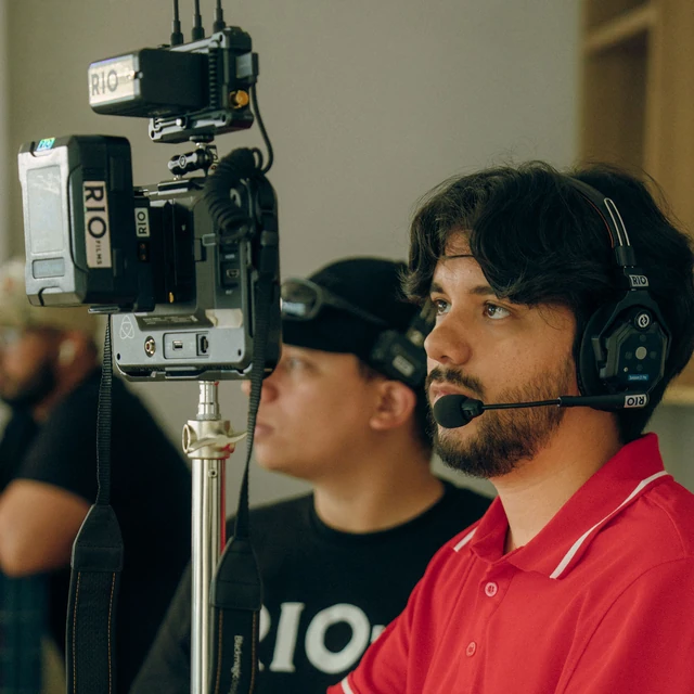 Operador de RIO FILMS con monitor y auriculares durante la grabación