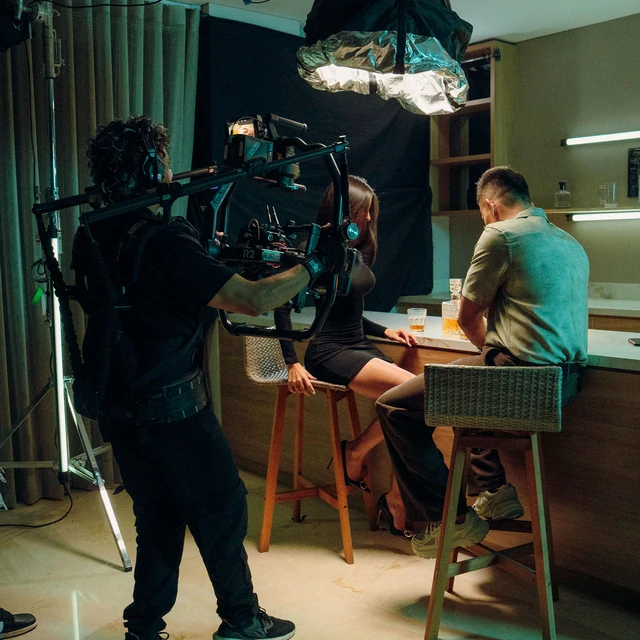 Equipo de cámara e iluminación de RIO FILMS filmando una escena en interior