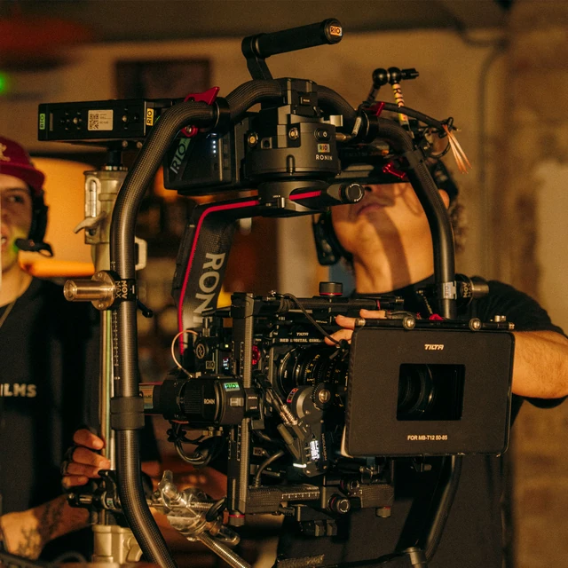 Cámara RED con óptica de cine sobre un estabilizador Ronin en un rodaje de RIO FILMS